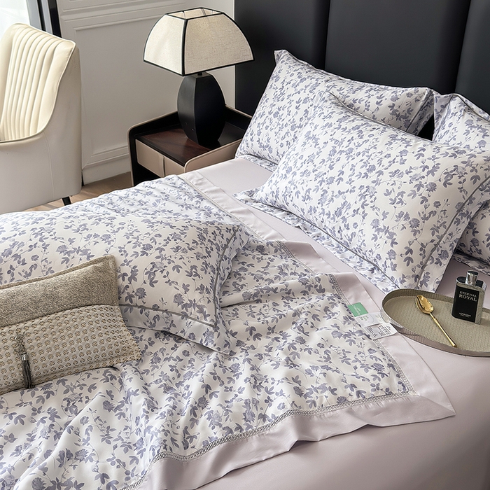 91家纺网 家纺一手货源 找家纺 娇逸家居 2025新款50支印花莱赛尔天丝夏被镂空款花边夏凉被 芊凝-紫