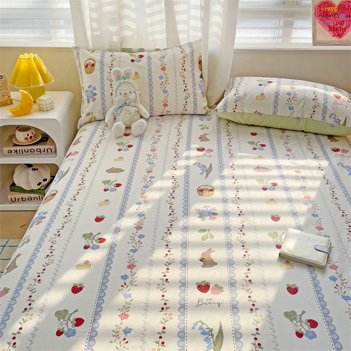 91家纺网 家纺一手货源 找家纺 名兮家居 2025新款13372全棉印花四件套单品系列-单床单 草莓兔兔