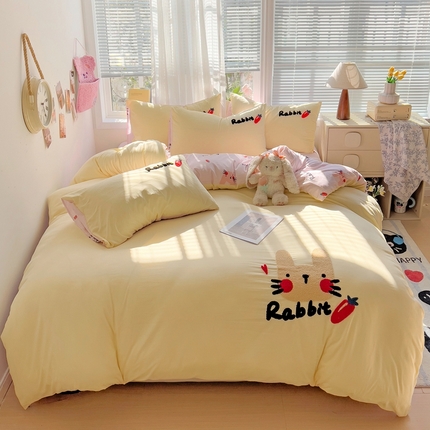 91家纺网 家纺一手货源 找家纺 凯洛奇 2025新款1卡通水洗棉印+绣毛巾绣四件套 萌趣粉兔