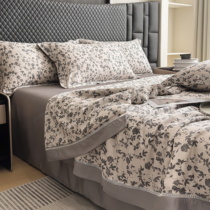 91家纺网 家纺一手货源 找家纺 娇逸家居 2025新款50支印花莱赛尔天丝夏被镂空款花边夏凉被 芊凝-灰