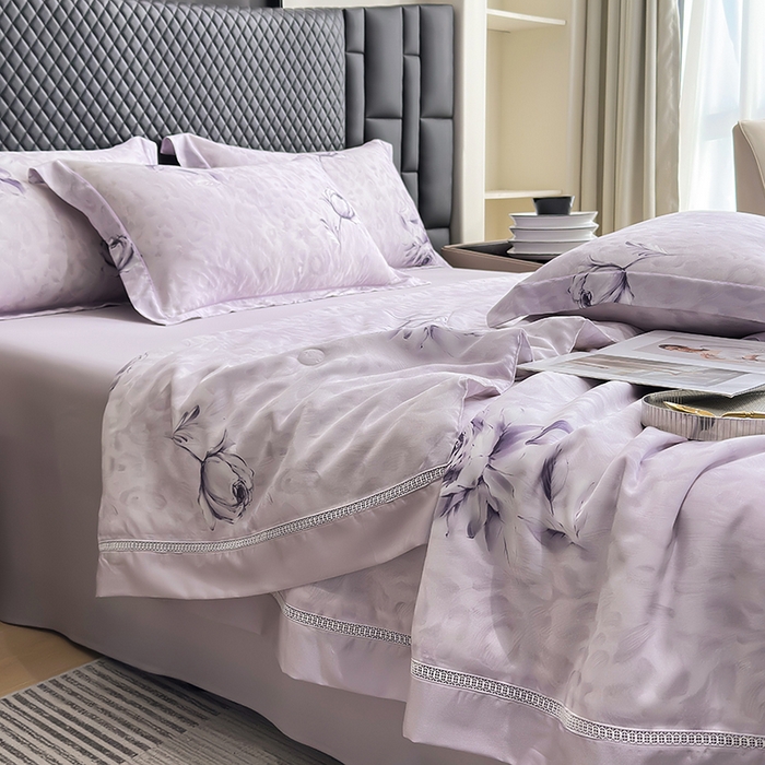 91家纺网 家纺一手货源 找家纺 娇逸家居 2025新款50支印花莱赛尔天丝夏被镂空款花边夏凉被 浅舒