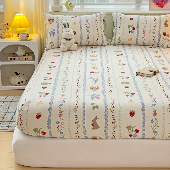 91家纺网 家纺一手货源 找家纺 名兮家居 2025新款13372全棉印花四件套单品系列-单床笠 草莓兔兔