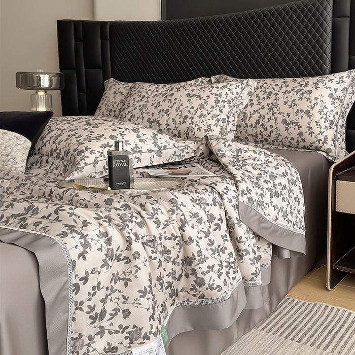 91家纺网 家纺一手货源 找家纺 娇逸家居 2025新款50支印花莱赛尔天丝夏被镂空款花边夏凉被 芊凝-灰