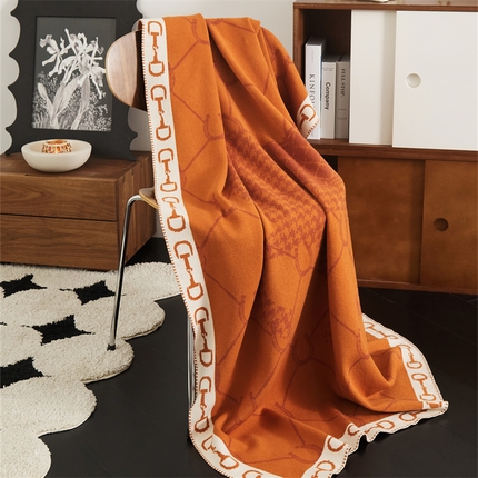 91家纺网 家纺一手货源 找家纺 暖绵绵家纺 2025新款兔绒纱系列盖毯披肩毯毯子-霍夫森【最低零售价：135元】 霍夫森-焦糖色