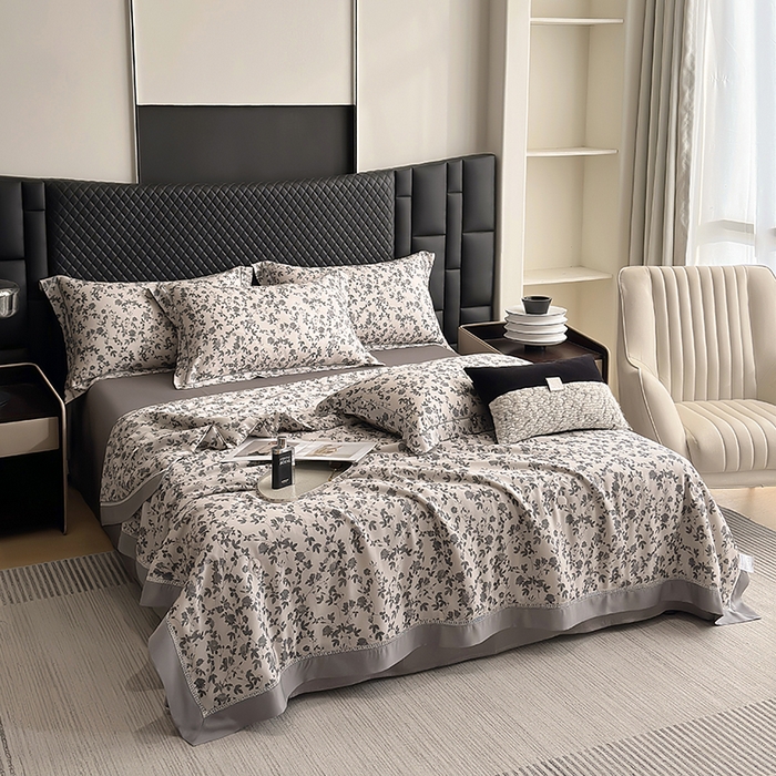 91家纺网 家纺一手货源 找家纺 娇逸家居 2025新款50支印花莱赛尔天丝夏被镂空款花边夏凉被 芊凝-灰