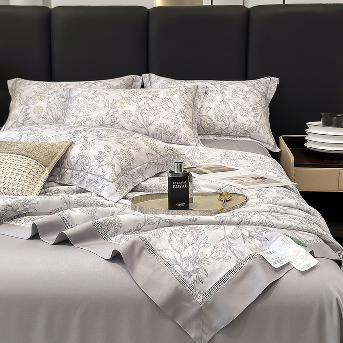 91家纺网 家纺一手货源 找家纺 娇逸家居 2025新款50支印花莱赛尔天丝夏被镂空款花边夏凉被 觅丘-灰