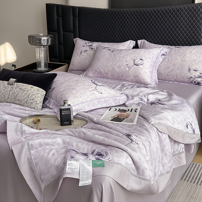 91家纺网 家纺一手货源 找家纺 娇逸家居 2025新款50支印花莱赛尔天丝夏被镂空款花边夏凉被 浅舒