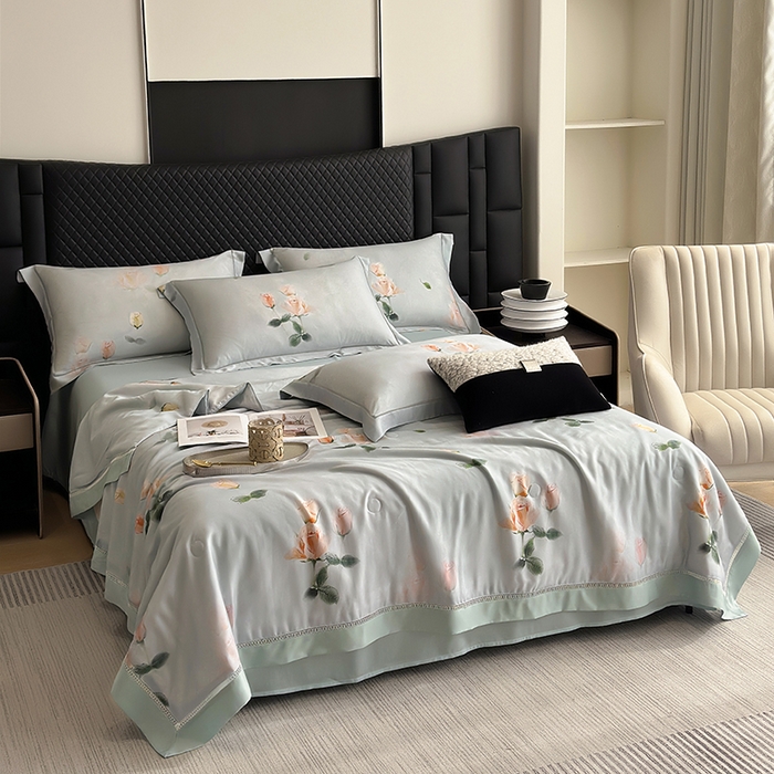 91家纺网 家纺一手货源 找家纺 娇逸家居 2025新款50支印花莱赛尔天丝夏被镂空款花边夏凉被 觅遥