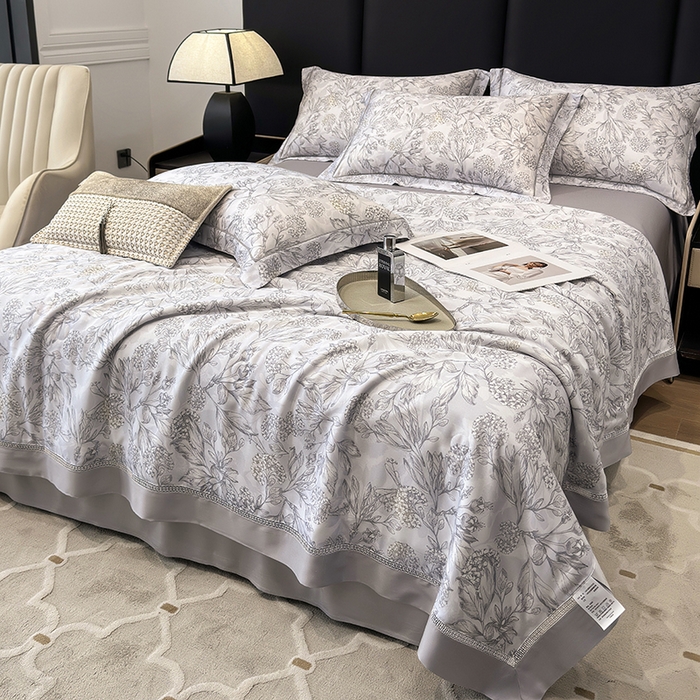 91家纺网 家纺一手货源 找家纺 娇逸家居 2025新款50支印花莱赛尔天丝夏被镂空款花边夏凉被 觅丘-灰