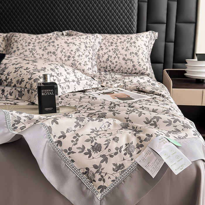 91家纺网 家纺一手货源 找家纺 娇逸家居 2025新款50支印花莱赛尔天丝夏被镂空款花边夏凉被 芊凝-灰