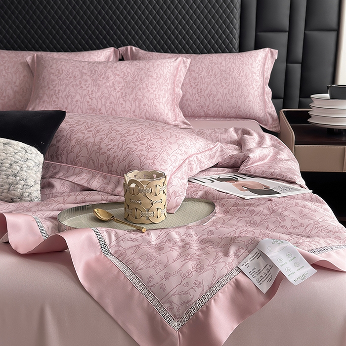 91家纺网 家纺一手货源 找家纺 娇逸家居 2025新款50支印花莱赛尔天丝夏被镂空款花边夏凉被 舒意-粉