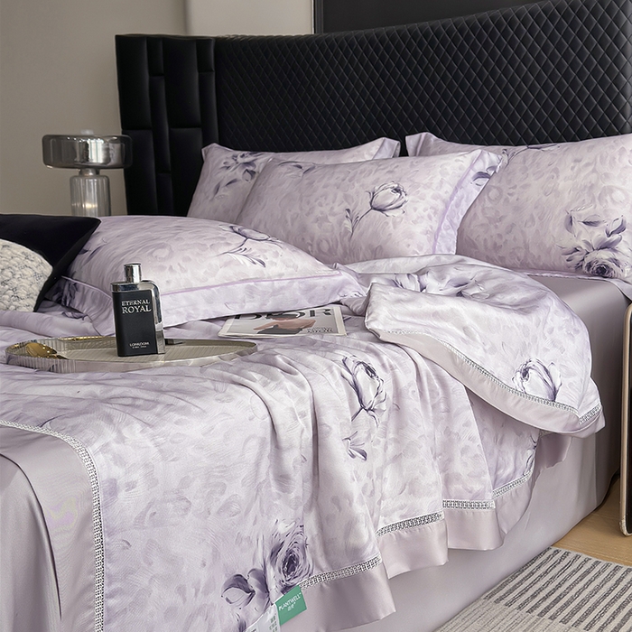 91家纺网 家纺一手货源 找家纺 娇逸家居 2025新款50支印花莱赛尔天丝夏被镂空款花边夏凉被 浅舒