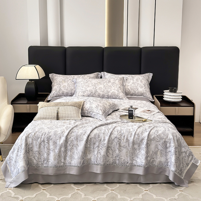 91家纺网 家纺一手货源 找家纺 娇逸家居 2025新款50支印花莱赛尔天丝夏被镂空款花边夏凉被 觅丘-灰