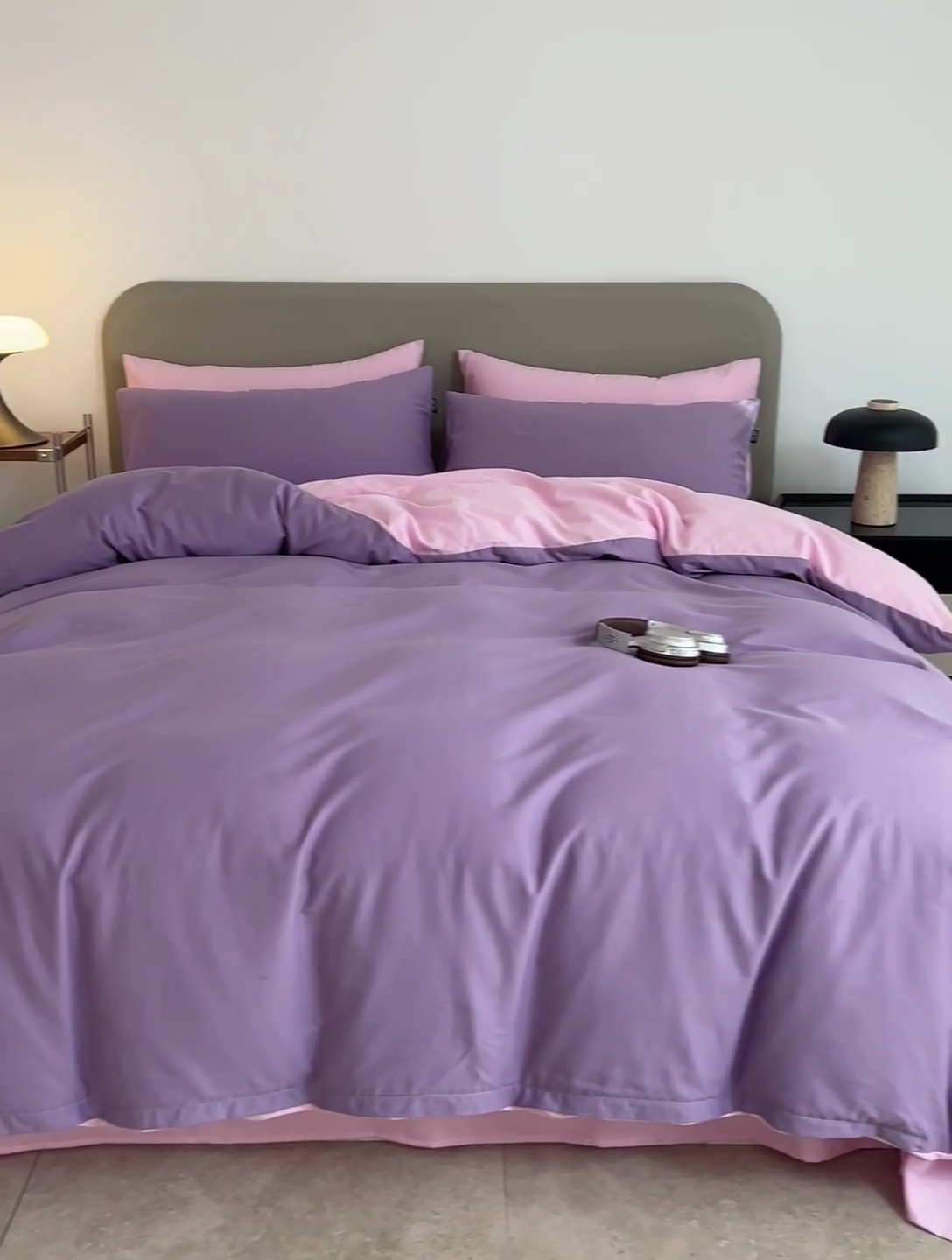 91家纺网 家纺一手货源 找家纺 富馨莱 2025新款60支纯棉纯色双拼四件套 丁香紫+白桃粉
