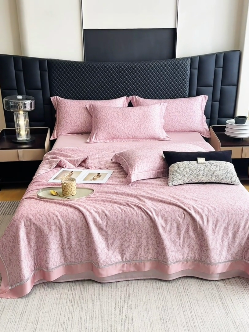 91家纺网 家纺一手货源 找家纺 娇逸家居 2025新款50支印花莱赛尔天丝夏被镂空款花边夏凉被 舒意-粉