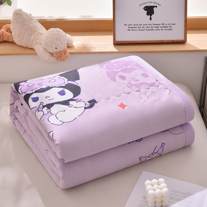 91家纺网 家纺一手货源 找家纺 艾兜坊 2025新款三丽鸥亲肤原棉夏被 紫色库洛米