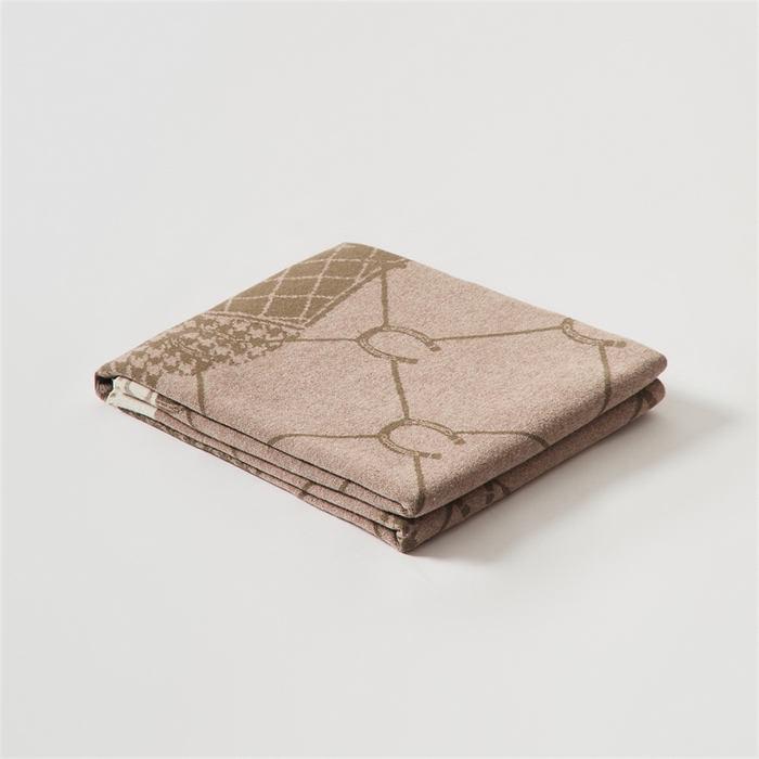 91家纺网 家纺一手货源 找家纺 暖绵绵家纺 2025新款兔绒纱系列盖毯披肩毯毯子-霍夫森【最低零售价：135元】 霍夫森-浅驼色