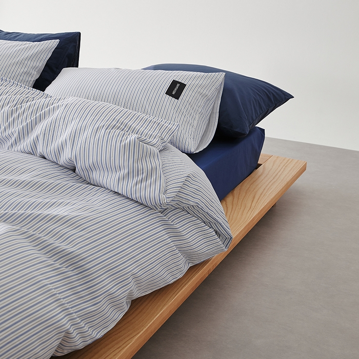 91家纺网 家纺一手货源 找家纺 怡家居  2025新款极简黑标系列蓝色条纹四件套 木香