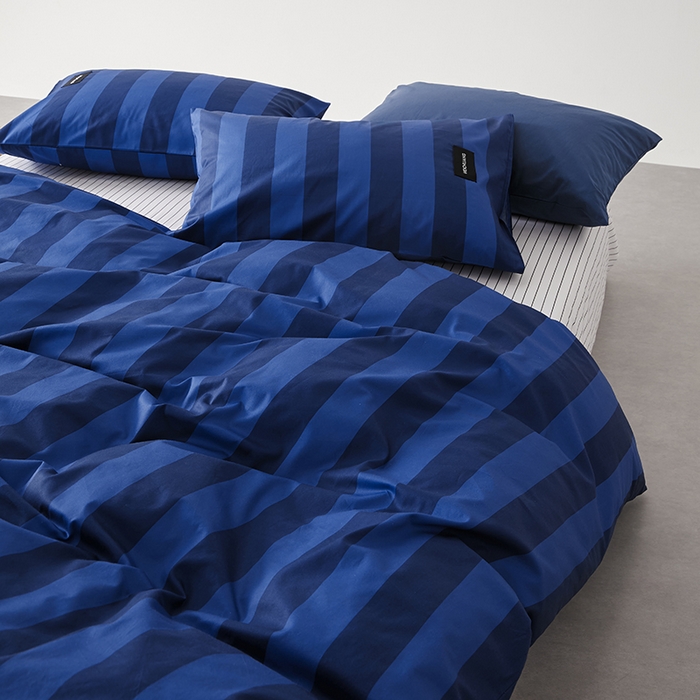 91家纺网 家纺一手货源 找家纺 怡家居  2025新款极简黑标系列蓝色条纹四件套 菘蓝