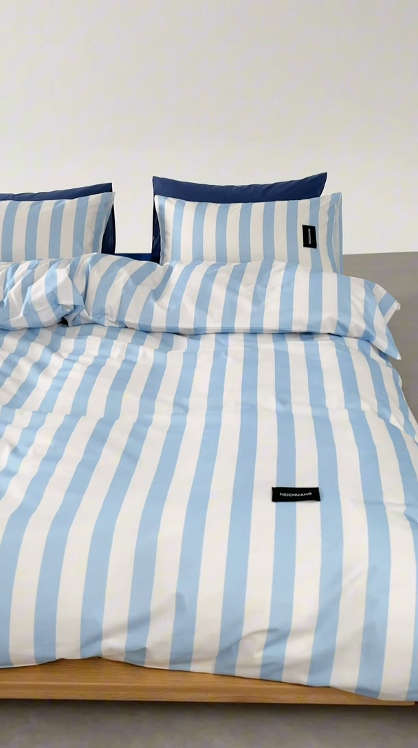 91家纺网 家纺一手货源 找家纺 怡家居  2025新款极简黑标系列蓝色条纹四件套 星觅