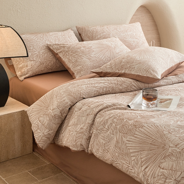 91家纺网 家纺一手货源 找家纺 2025新款全棉三层纱色织大提花四件套系列 蕉梦-咖