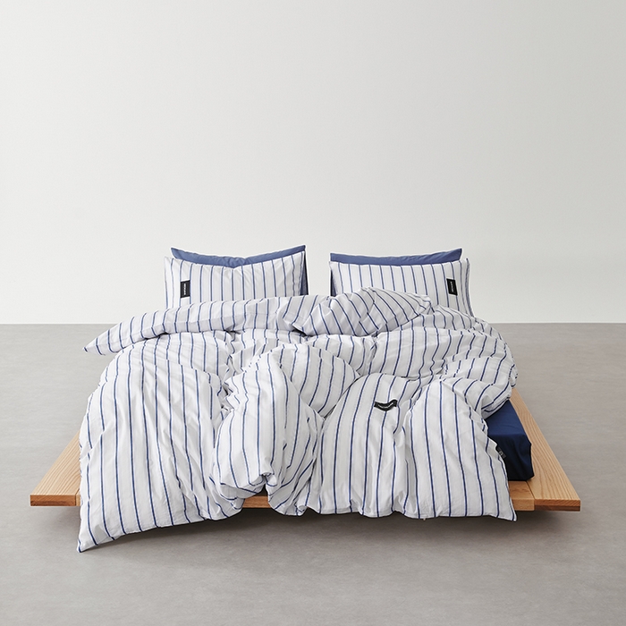 91家纺网 家纺一手货源 找家纺 怡家居  2025新款极简黑标系列蓝色条纹四件套 白芷