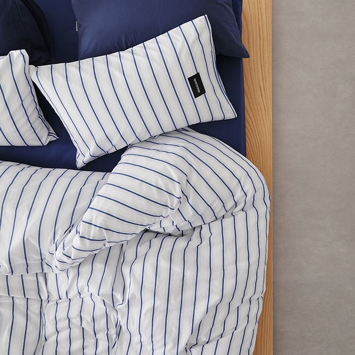 91家纺网 家纺一手货源 找家纺 怡家居  2025新款极简黑标系列蓝色条纹四件套 白芷