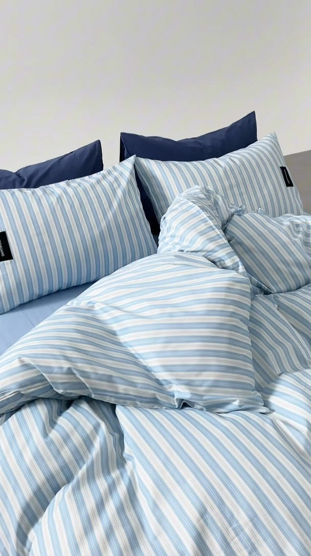 91家纺网 家纺一手货源 找家纺 怡家居  2025新款极简黑标系列蓝色条纹四件套 南烛