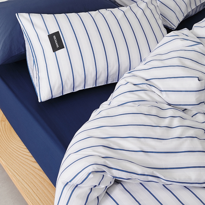 91家纺网 家纺一手货源 找家纺 怡家居  2025新款极简黑标系列蓝色条纹四件套 白芷