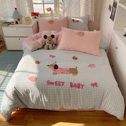 91家纺网 家纺一手货源 找家纺 顾里家纺 2025新款腊肠狗毛巾绣云朵棉四件套 蓝格腊肠狗