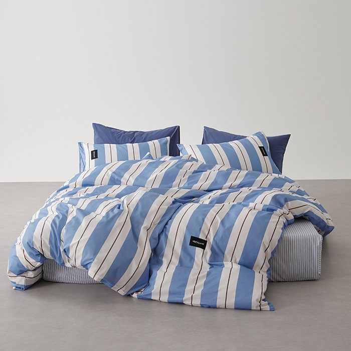 91家纺网 家纺一手货源 找家纺 怡家居  2025新款极简黑标系列蓝色条纹四件套 琥珀