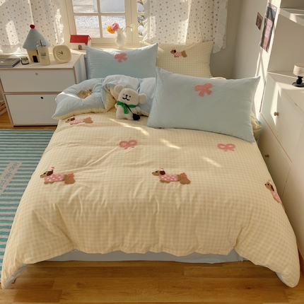 91家纺网 家纺一手货源 找家纺 顾里家纺 2025新款腊肠狗毛巾绣云朵棉四件套 黄格腊肠狗