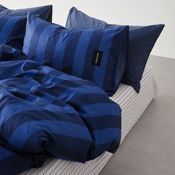 91家纺网 家纺一手货源 找家纺 怡家居  2025新款极简黑标系列蓝色条纹四件套 菘蓝