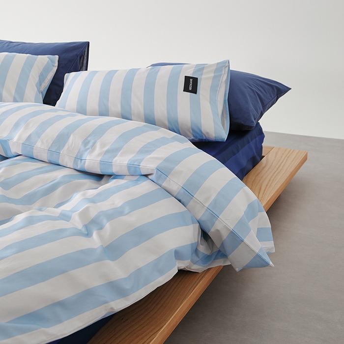 91家纺网 家纺一手货源 找家纺 怡家居  2025新款极简黑标系列蓝色条纹四件套 星觅