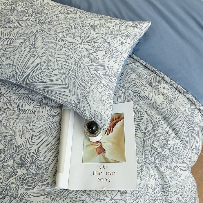 91家纺网 家纺一手货源 找家纺 2025新款全棉三层纱色织大提花四件套系列 蕉梦-深蓝