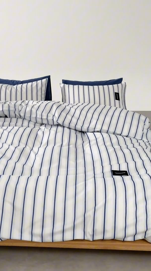 91家纺网 家纺一手货源 找家纺 怡家居  2025新款极简黑标系列蓝色条纹四件套 白芷