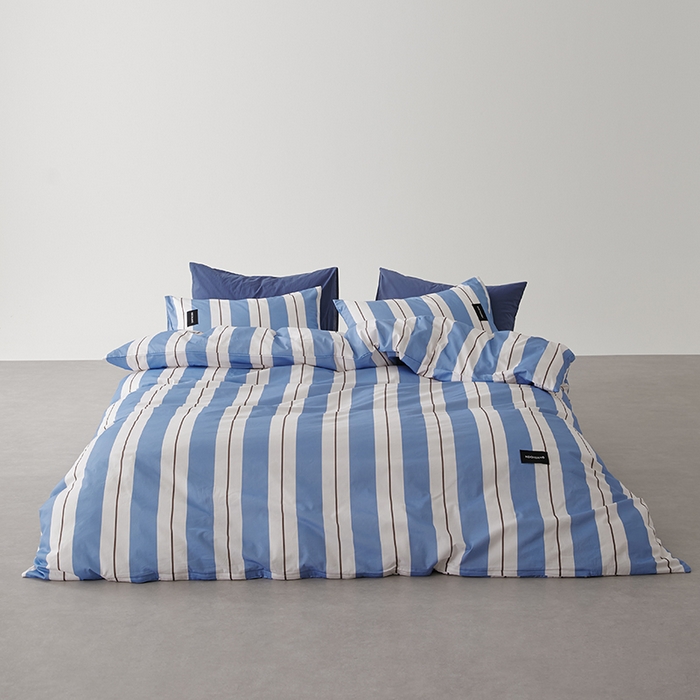 91家纺网 家纺一手货源 找家纺 怡家居  2025新款极简黑标系列蓝色条纹四件套 琥珀