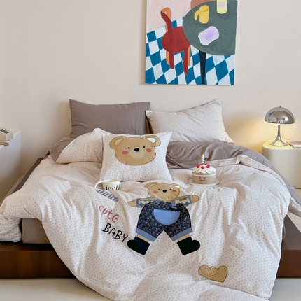 91家纺网 家纺一手货源 找家纺 卡巴伦家纺 2025新款全棉A类双层纱印花贴布绣四件套【全网控价(折后券后)不低于标准278/小号238元】 牛仔cool熊