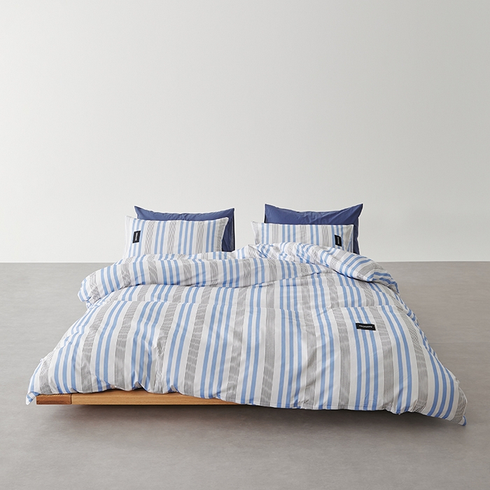 91家纺网 家纺一手货源 找家纺 怡家居  2025新款极简黑标系列蓝色条纹四件套 青木