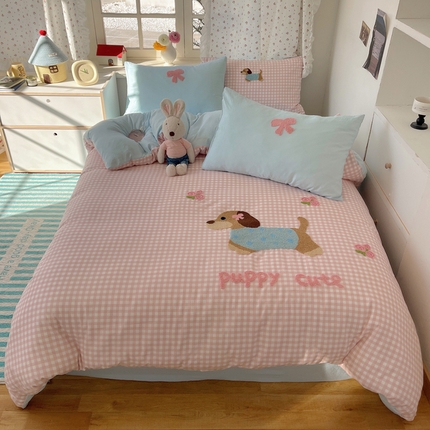 91家纺网 家纺一手货源 找家纺 顾里家纺 2025新款腊肠狗毛巾绣云朵棉四件套 粉格腊肠狗