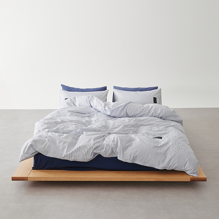 91家纺网 家纺一手货源 找家纺 怡家居  2025新款极简黑标系列蓝色条纹四件套 木香