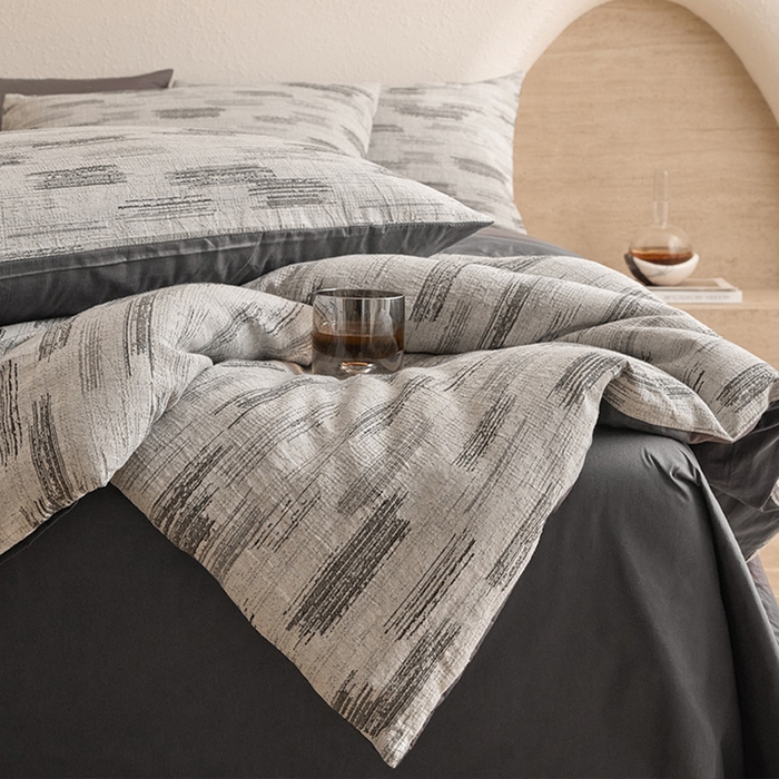 91家纺网 家纺一手货源 找家纺 2025新款全棉三层纱色织大提花四件套系列 追夏-深灰