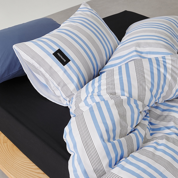 91家纺网 家纺一手货源 找家纺 怡家居  2025新款极简黑标系列蓝色条纹四件套 青木