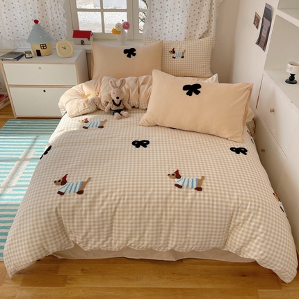 91家纺网 家纺一手货源 找家纺 顾里家纺 2025新款腊肠狗毛巾绣云朵棉四件套 咖格腊肠狗