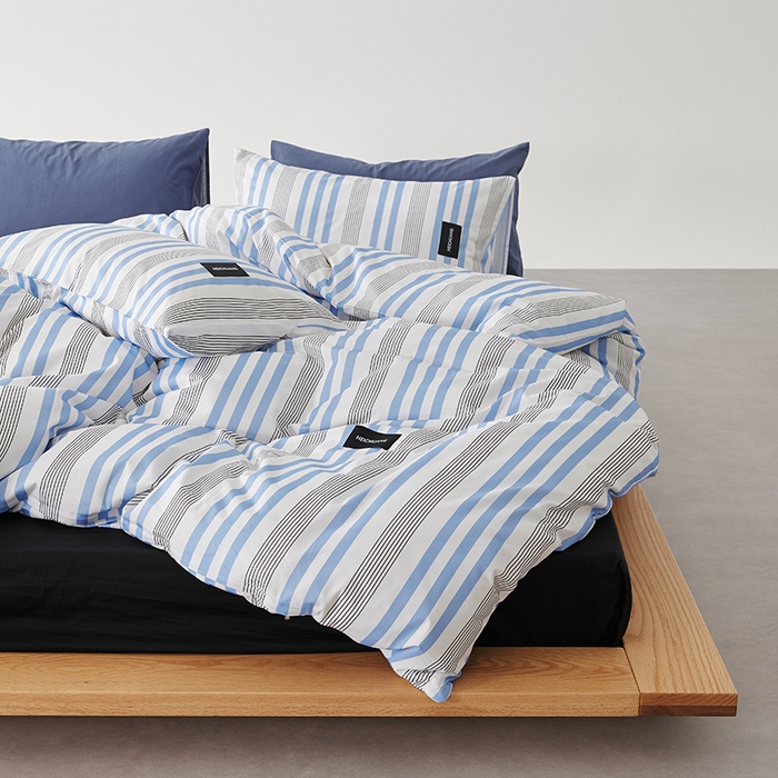 91家纺网 家纺一手货源 找家纺 怡家居  2025新款极简黑标系列蓝色条纹四件套 青木