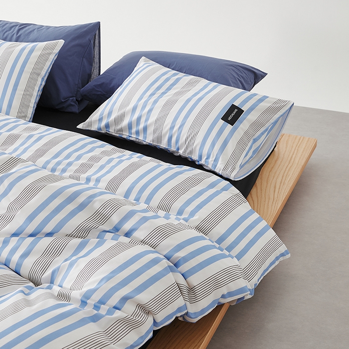 91家纺网 家纺一手货源 找家纺 怡家居  2025新款极简黑标系列蓝色条纹四件套 青木