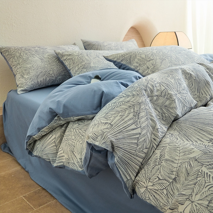 91家纺网 家纺一手货源 找家纺 2025新款全棉三层纱色织大提花四件套系列 蕉梦-深蓝