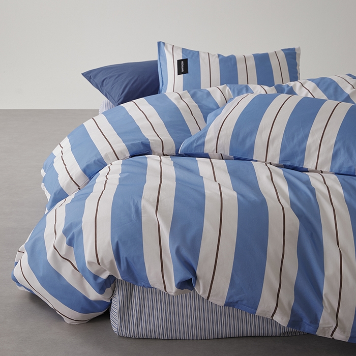91家纺网 家纺一手货源 找家纺 怡家居  2025新款极简黑标系列蓝色条纹四件套 琥珀