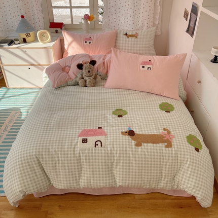 91家纺网 家纺一手货源 找家纺 顾里家纺 2025新款腊肠狗毛巾绣云朵棉四件套 绿格腊肠狗