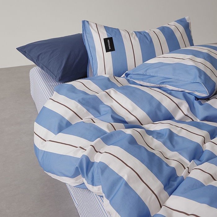 91家纺网 家纺一手货源 找家纺 怡家居  2025新款极简黑标系列蓝色条纹四件套 琥珀